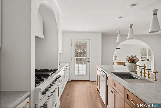 $1,695,000 | 913 Ridgefield Road, Wilton, CT 06897