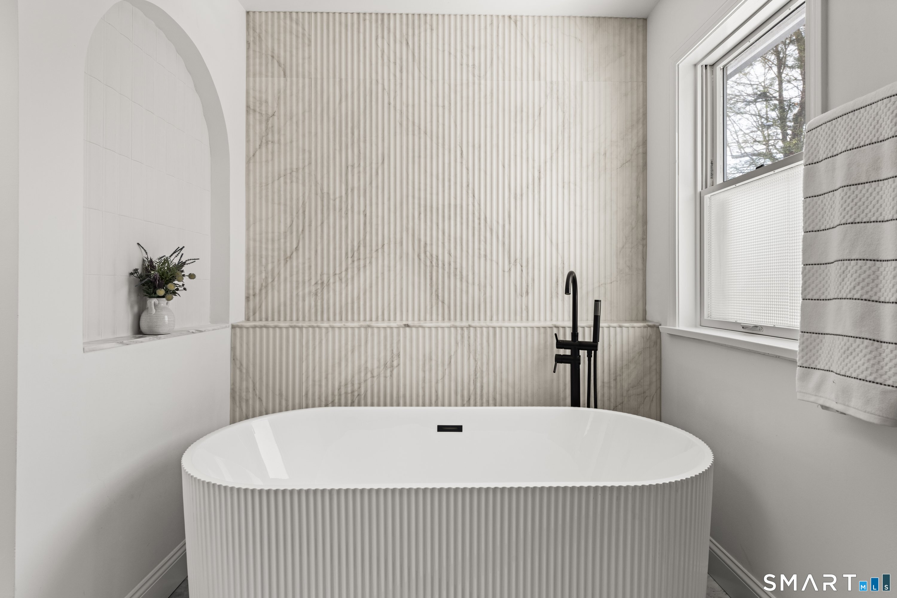 913 Ridgefield Road Wilton, CT 06897 - Photo 31 of 40 a bathroom with a white tub