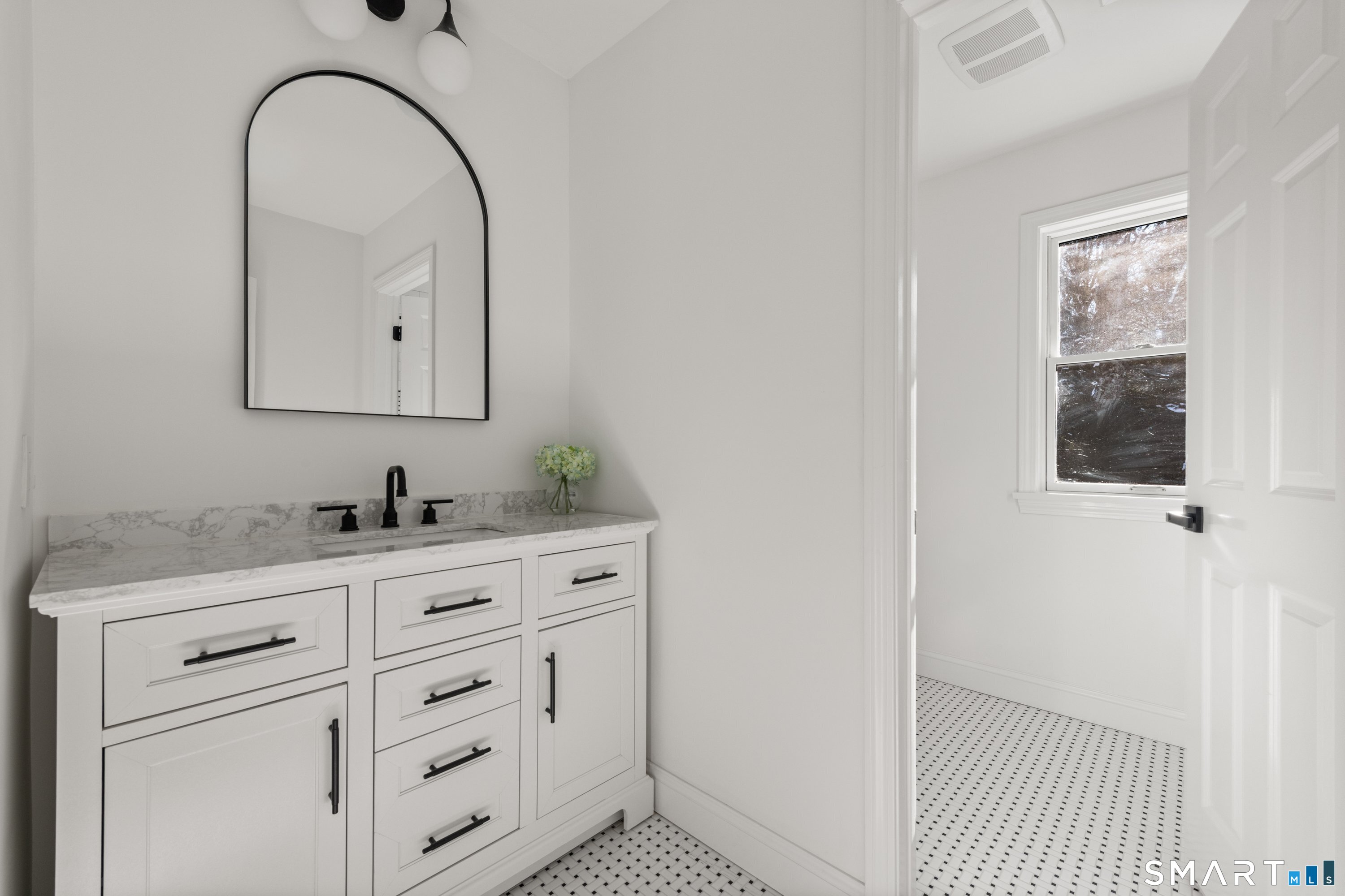 913 Ridgefield Road Wilton, CT 06897 - Photo 33 of 40 a bathroom with a sink and a mirror