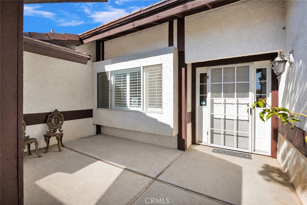 16258 Chiwi Road Apple Valley, CA 92307 - Photo 5 of 48 Home Enrance