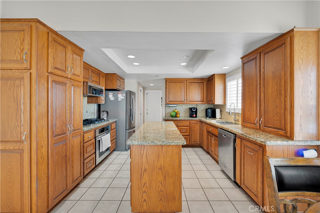 16258 Chiwi Road Apple Valley, CA 92307 - Photo 8 of 48