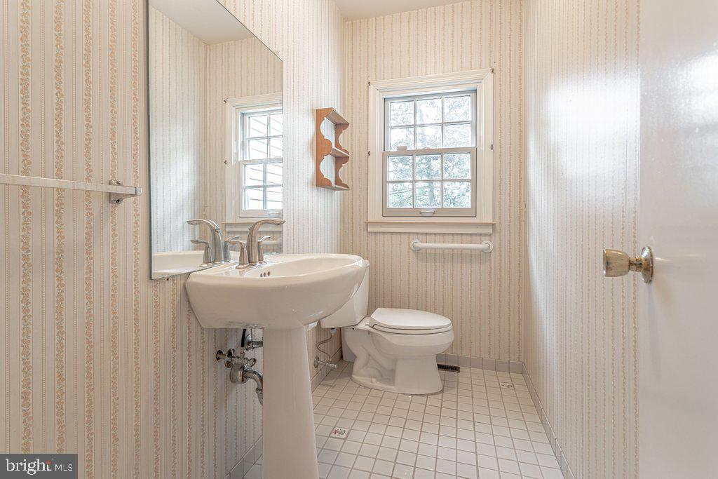 320 Westover Road Moorestown, NJ 08057 - Photo 17 of 34 Powder Room