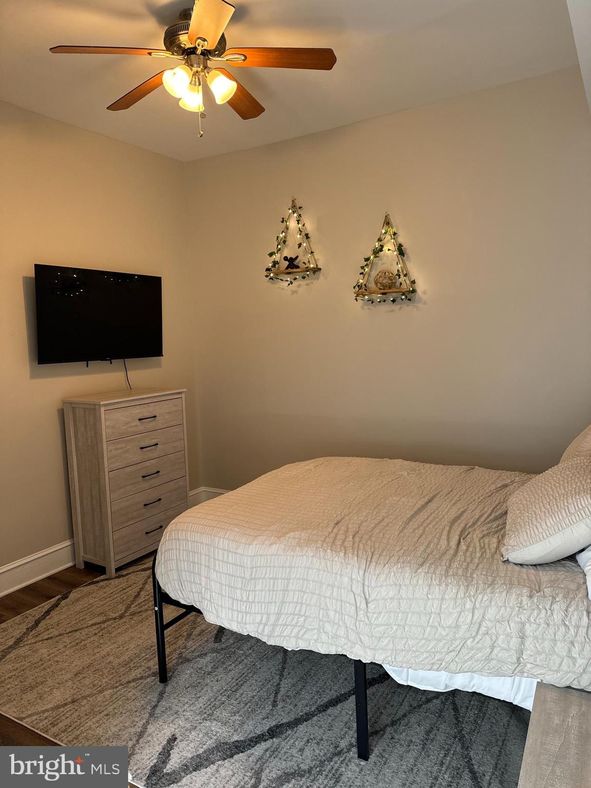 1628 North Calvert Street Baltimore, MD 21202 - Photo 35 of 63 a bedroom with a bed and a flat screen tv