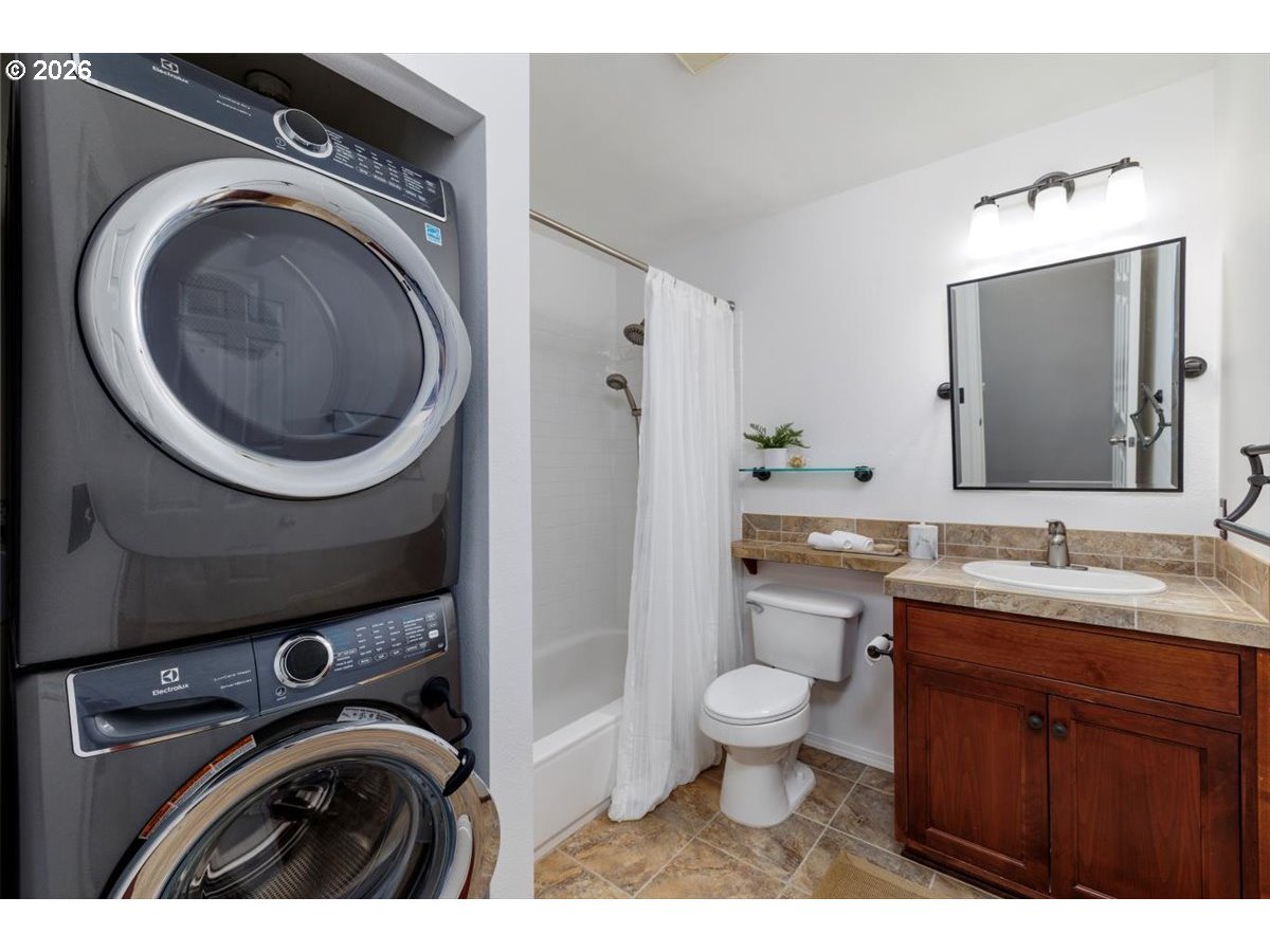 723 Southeast Fairwinds Loop, Unit BLDG H Vancouver, WA 98661 - Photo 20 of 34 a bathroom with a toilet a sink and mirror