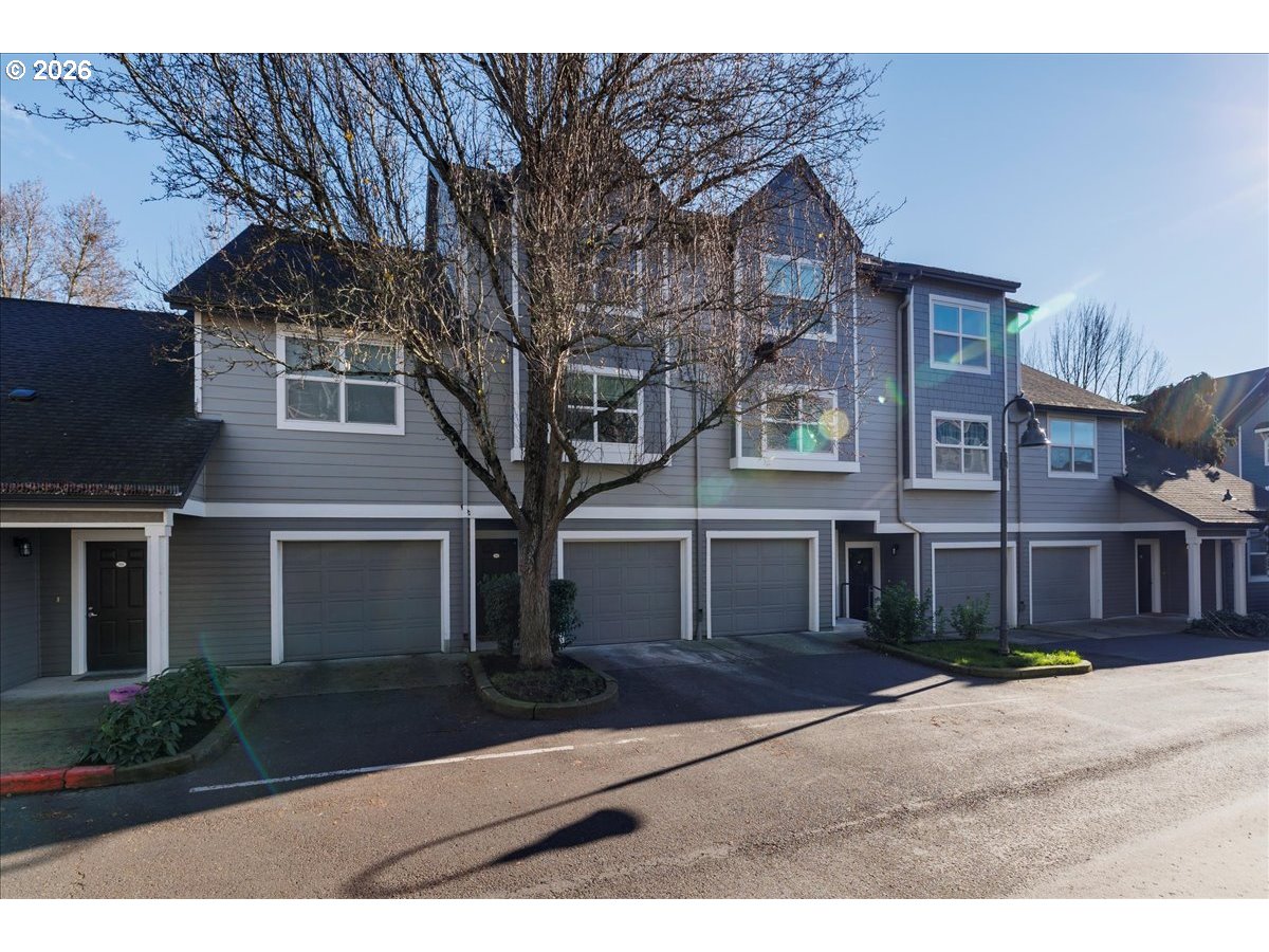 723 Southeast Fairwinds Loop, Unit BLDG H Vancouver, WA 98661 - Photo 21 of 34 a front view of a house with a yard