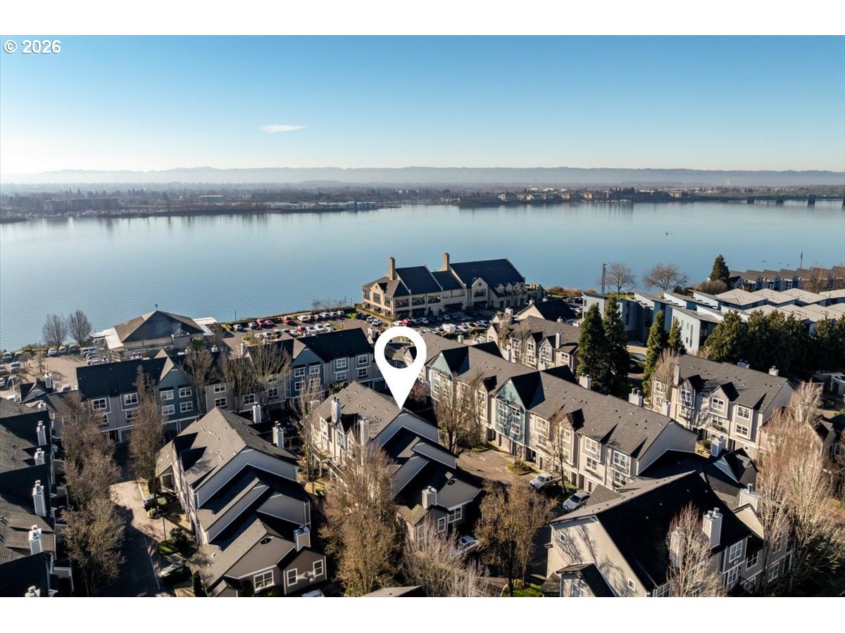 723 Southeast Fairwinds Loop, Unit BLDG H Vancouver, WA 98661 - Photo 32 of 34 a view of a workspace with sitting area