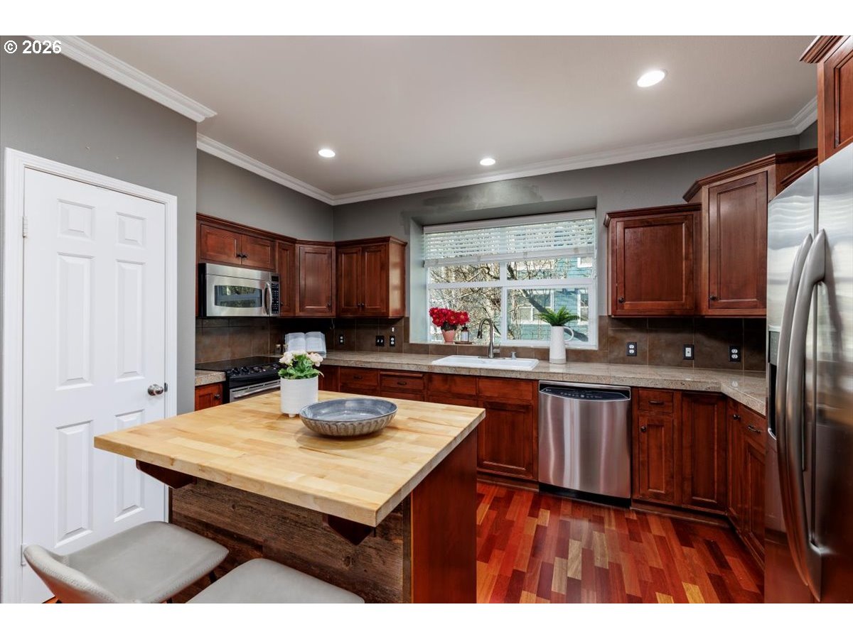 723 Southeast Fairwinds Loop, Unit BLDG H Vancouver, WA 98661 - Photo 9 of 34 a kitchen with stainless steel appliances granite countertop a sink window and cabinets