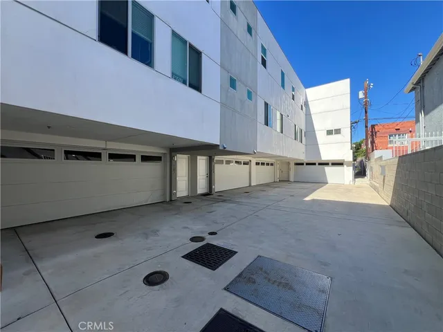 a view of a back yard of the building