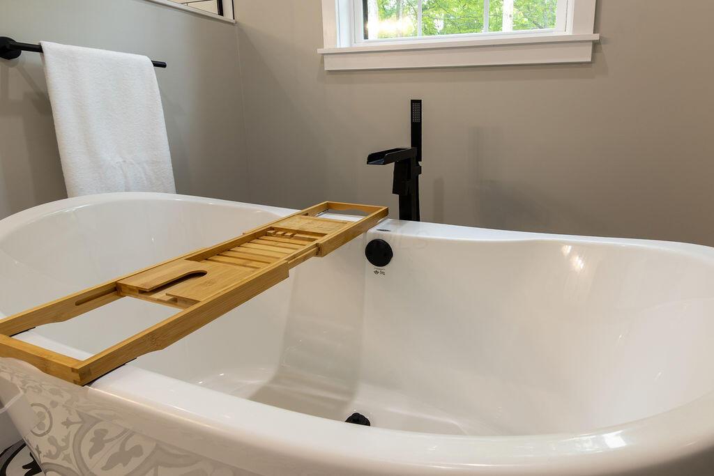 21650 Lake Road Glouster, OH 45732 - Photo 54 of 77 Master Bath Tub