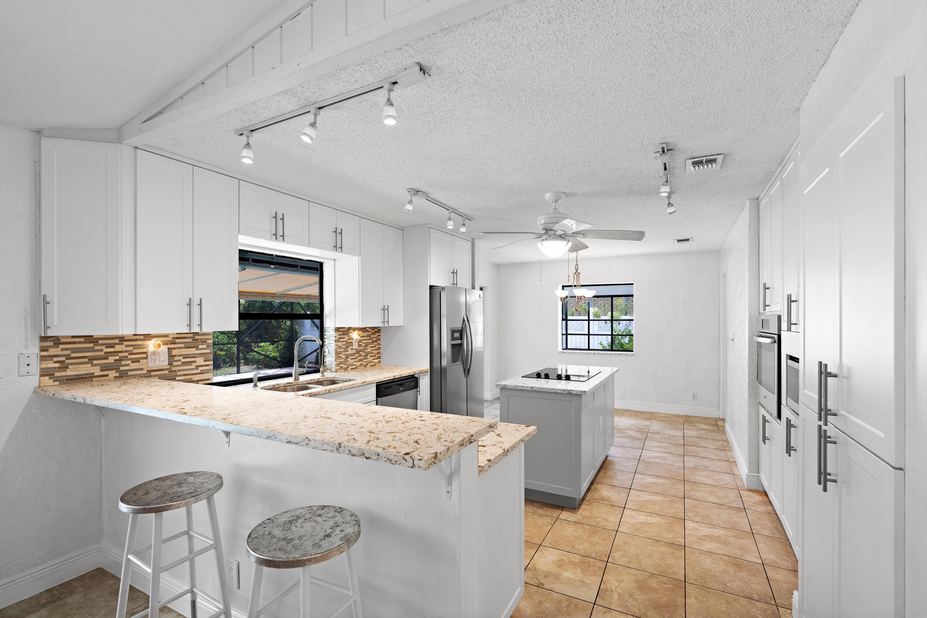 17320 Lake Park Road Boca Raton, FL 33487 - Photo 7 of 36 Kitchen Bar