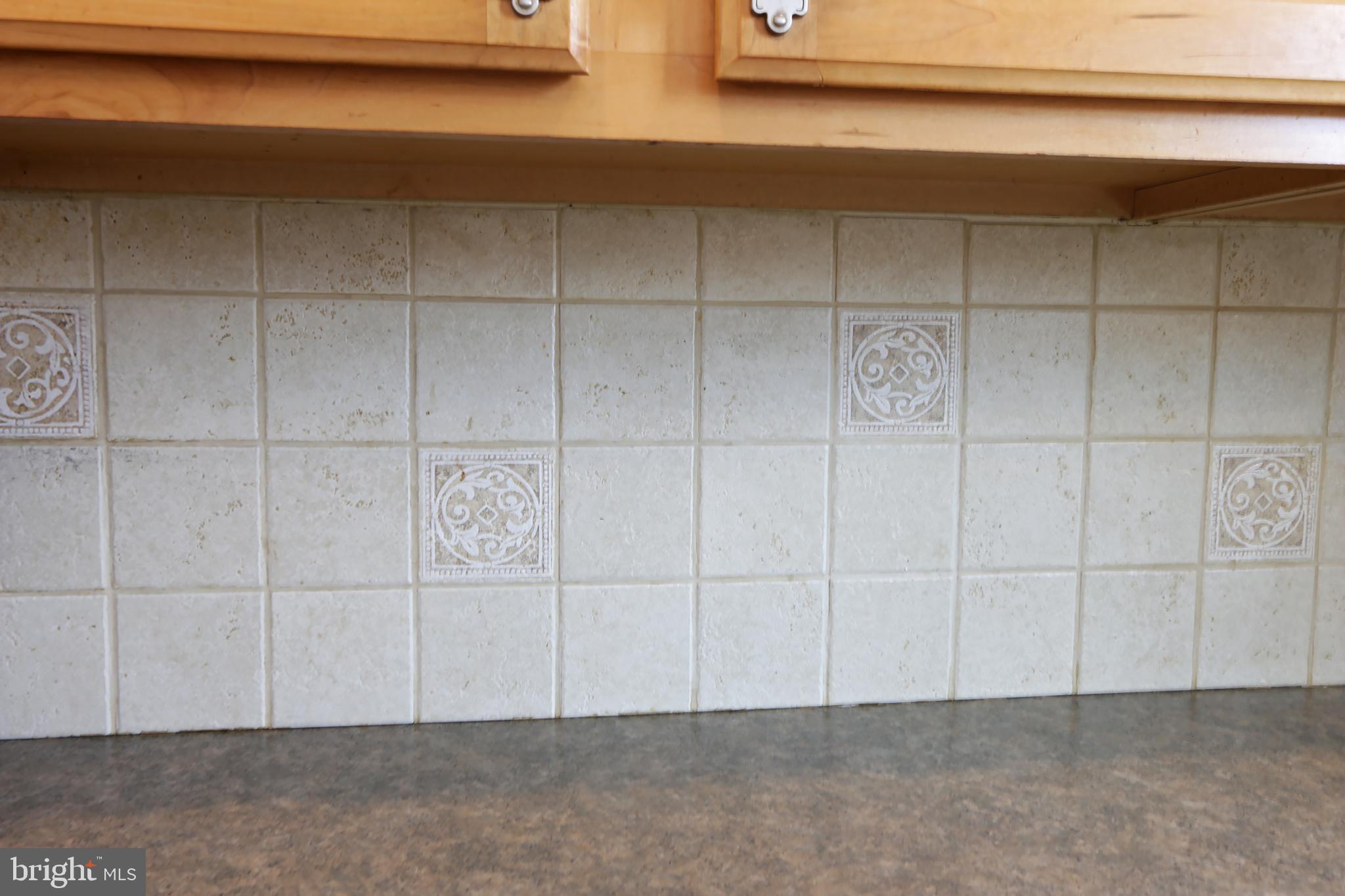 606 Pleasure Road Lancaster, PA 17601 - Photo 13 of 42 Tile backsplash detail
