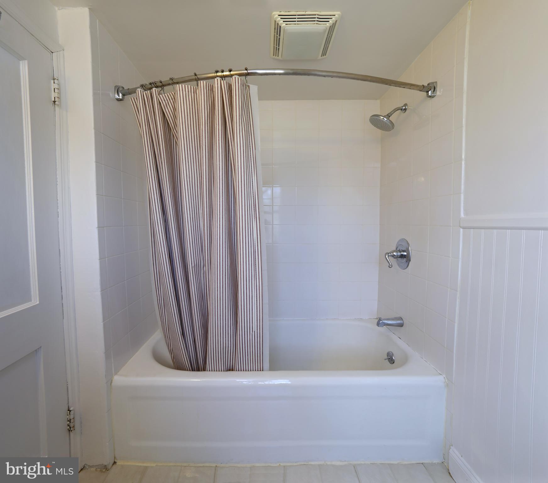 606 Pleasure Road Lancaster, PA 17601 - Photo 27 of 42 Tub shower in bathroom