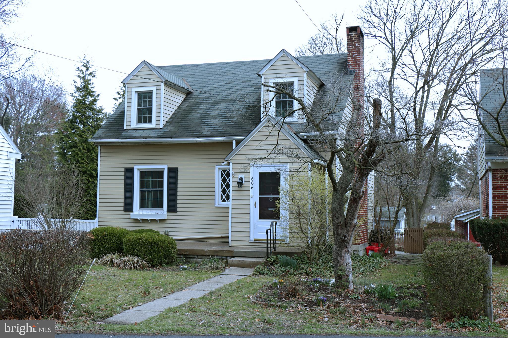 606 Pleasure Road Lancaster, PA 17601 - Photo 6 of 42 Flowers Front of home