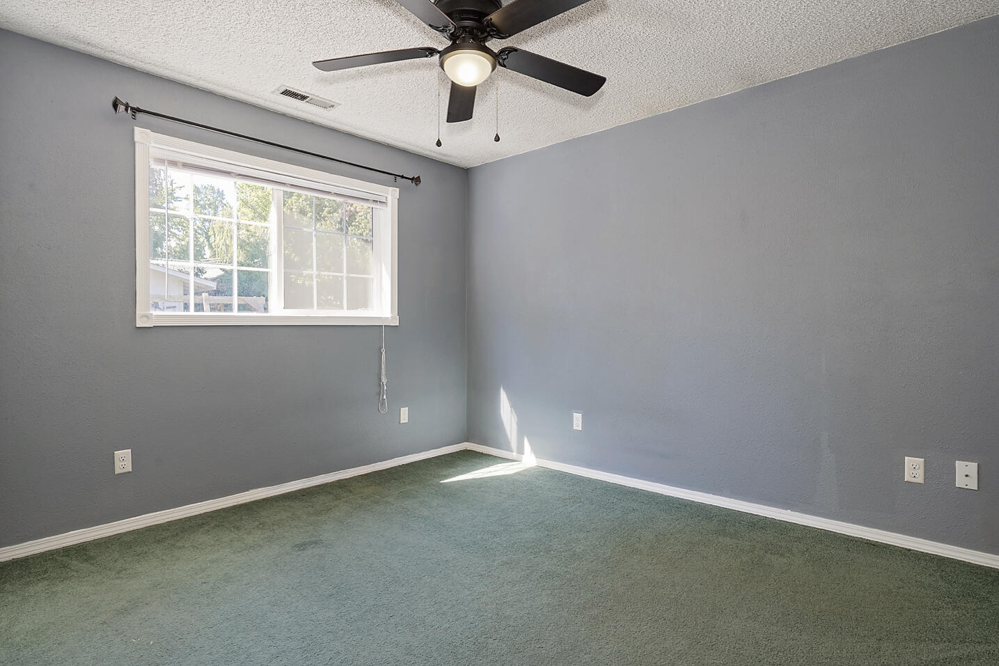 108 Vincent Avenue Central Point, OR 97502 - Photo 14 of 20 Bedroom 4 is off the family room