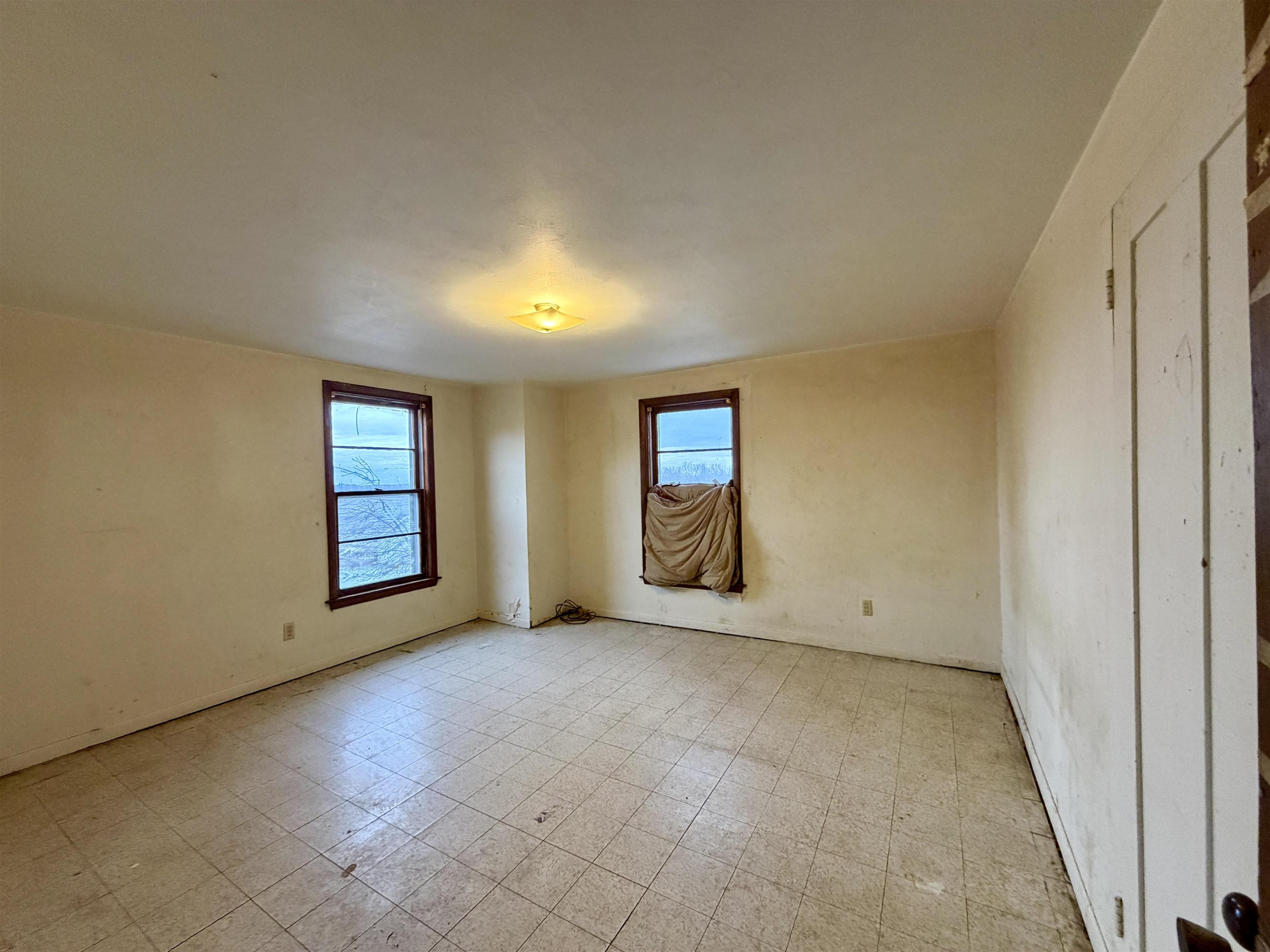 3517 North Henderson Road Freeport, IL 61032 - Photo 24 of 26 an empty room with windows
