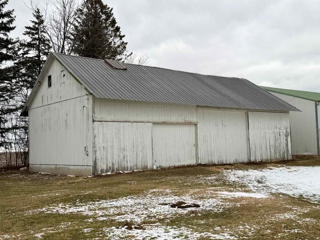 $275,000 | 3517 North Henderson Road, Freeport, IL 61032