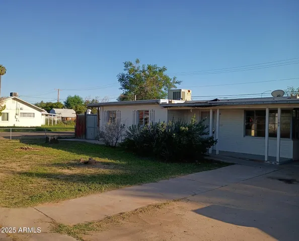 a view of a house with backyard and garden