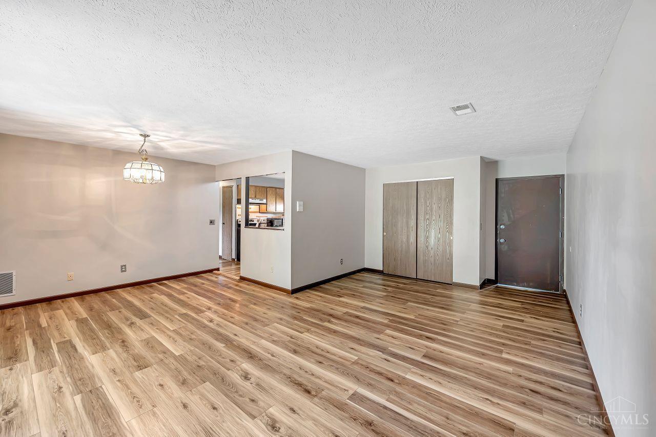 537 Davis Road, Unit 7 Cincinnati, OH 45255 - Photo 8 of 37 Gallery Image 8