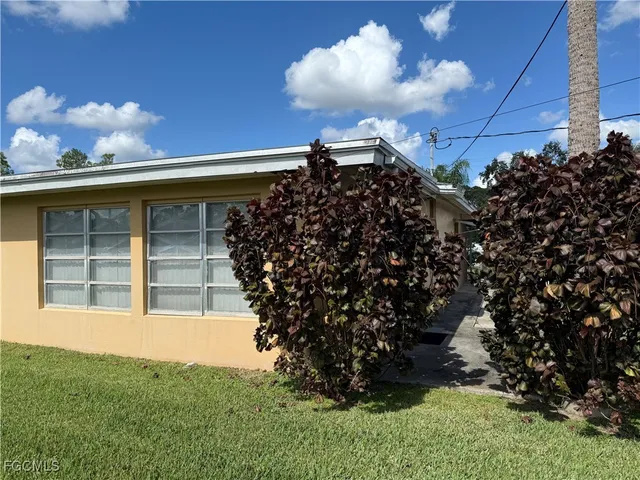 a view of a yard in front of the house