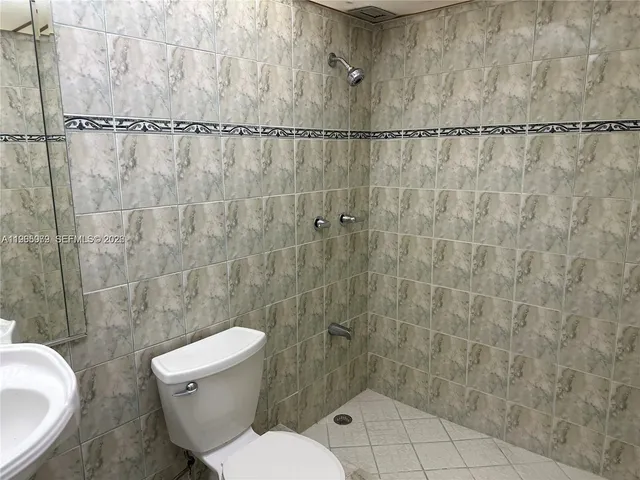 $1,900 | 17570 Atlantic Boulevard, Unit 407, Sunny Isles Beach, FL 33160