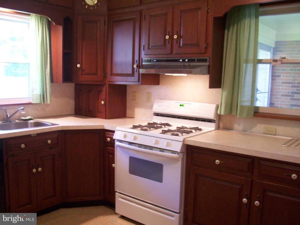 909 Cardinal Road Lancaster, PA 17601 - Photo 3 of 16 Gallery Image 3