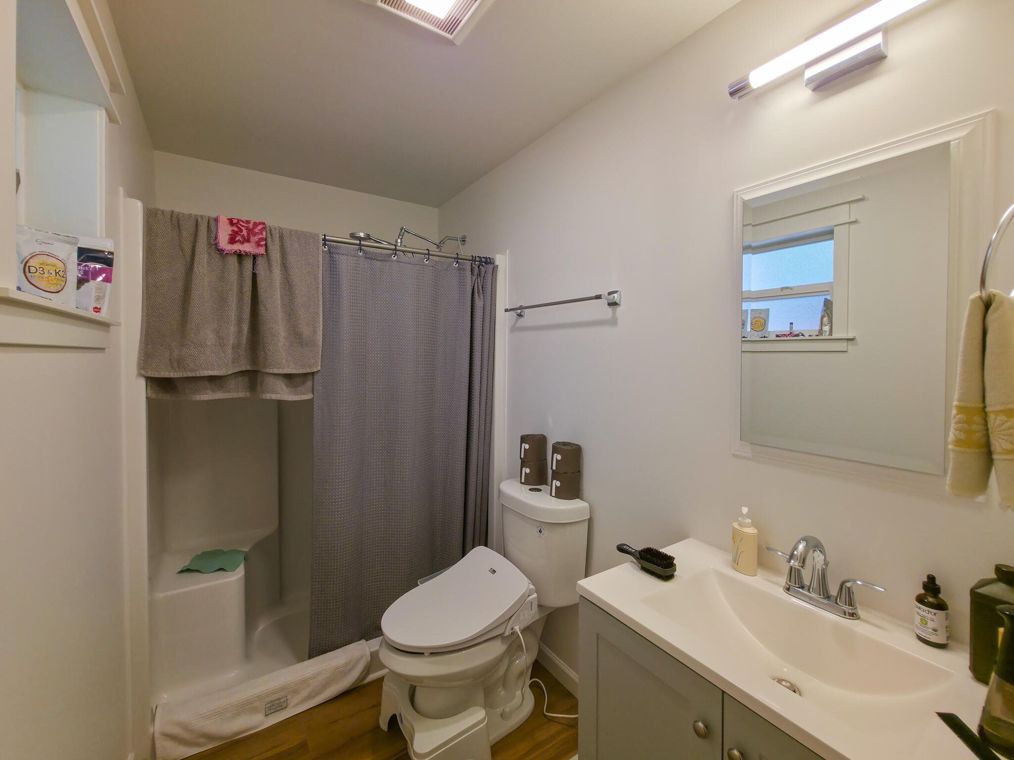 451 Stage Stop Drive Cave Junction, OR 97523 - Photo 20 of 31 primary bath - easy step in shower