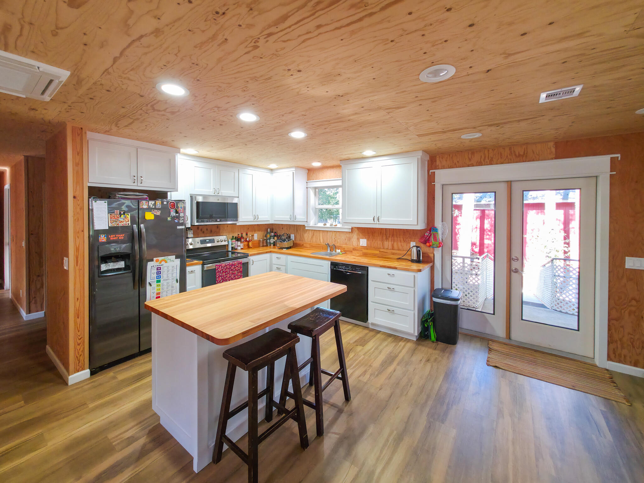 451 Stage Stop Drive Cave Junction, OR 97523 - Photo 4 of 31 kitchen with bar & eating area