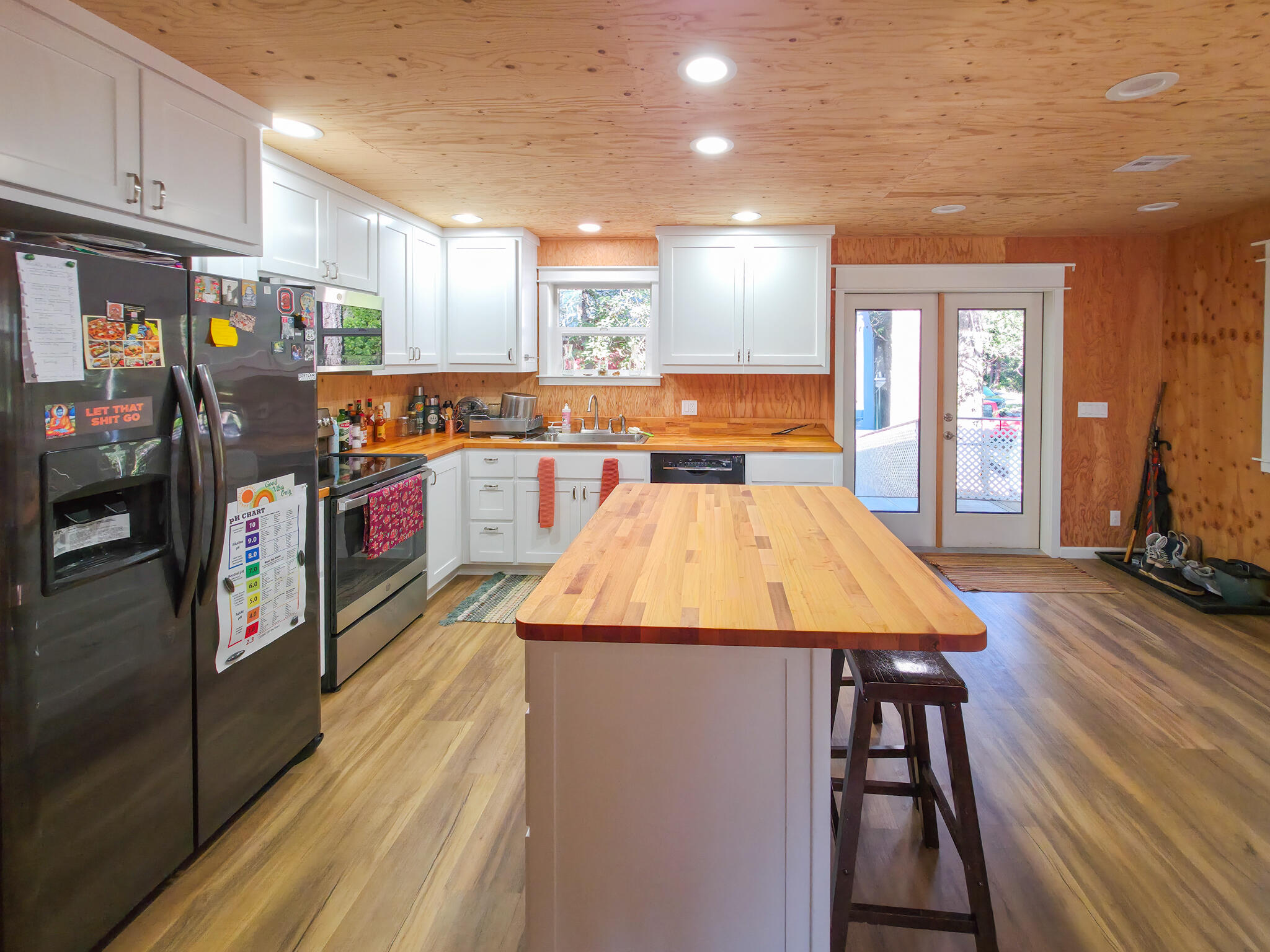 451 Stage Stop Drive Cave Junction, OR 97523 - Photo 5 of 31 more of the kitchen