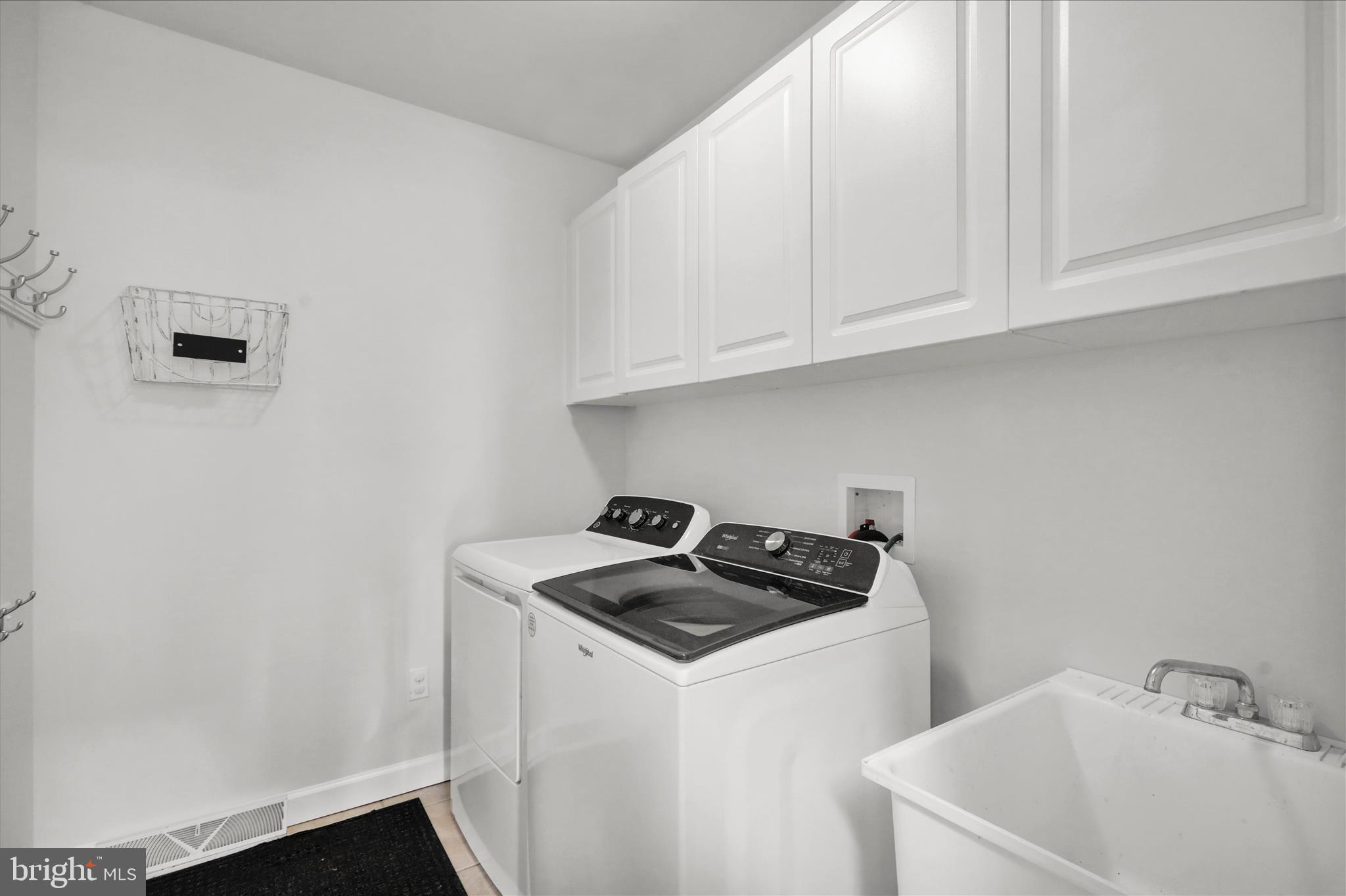 18 Colorado Avenue Reading, PA 19608 - Photo 15 of 37 a utility room with sink dryer and washer