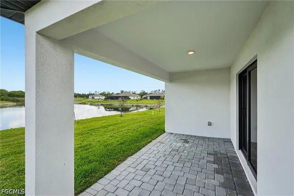 a view of a house with backyard