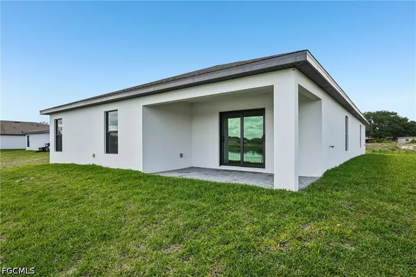 a view of a house with backyard