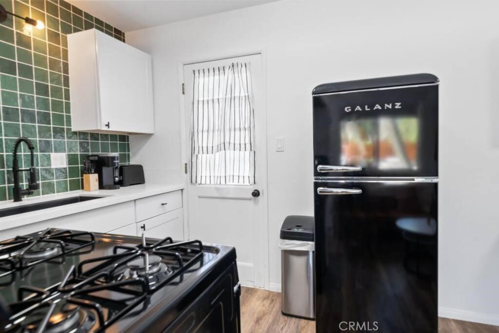 560 Edgemoor Road, Unit 5 Big Bear Lake, CA 92315 - Photo 6 of 10 a kitchen with a stove and a refrigerator