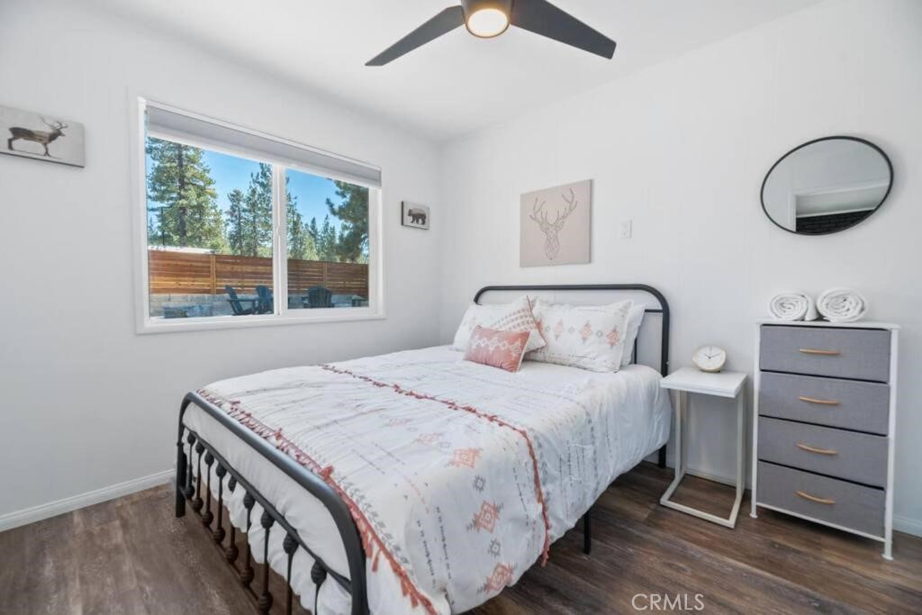 560 Edgemoor Road, Unit 5 Big Bear Lake, CA 92315 - Photo 8 of 10 a bedroom with a bed and a window