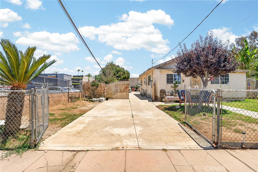 3773 Taft Street Riverside, CA 92503 - Photo 13 of 13 Front Driveway