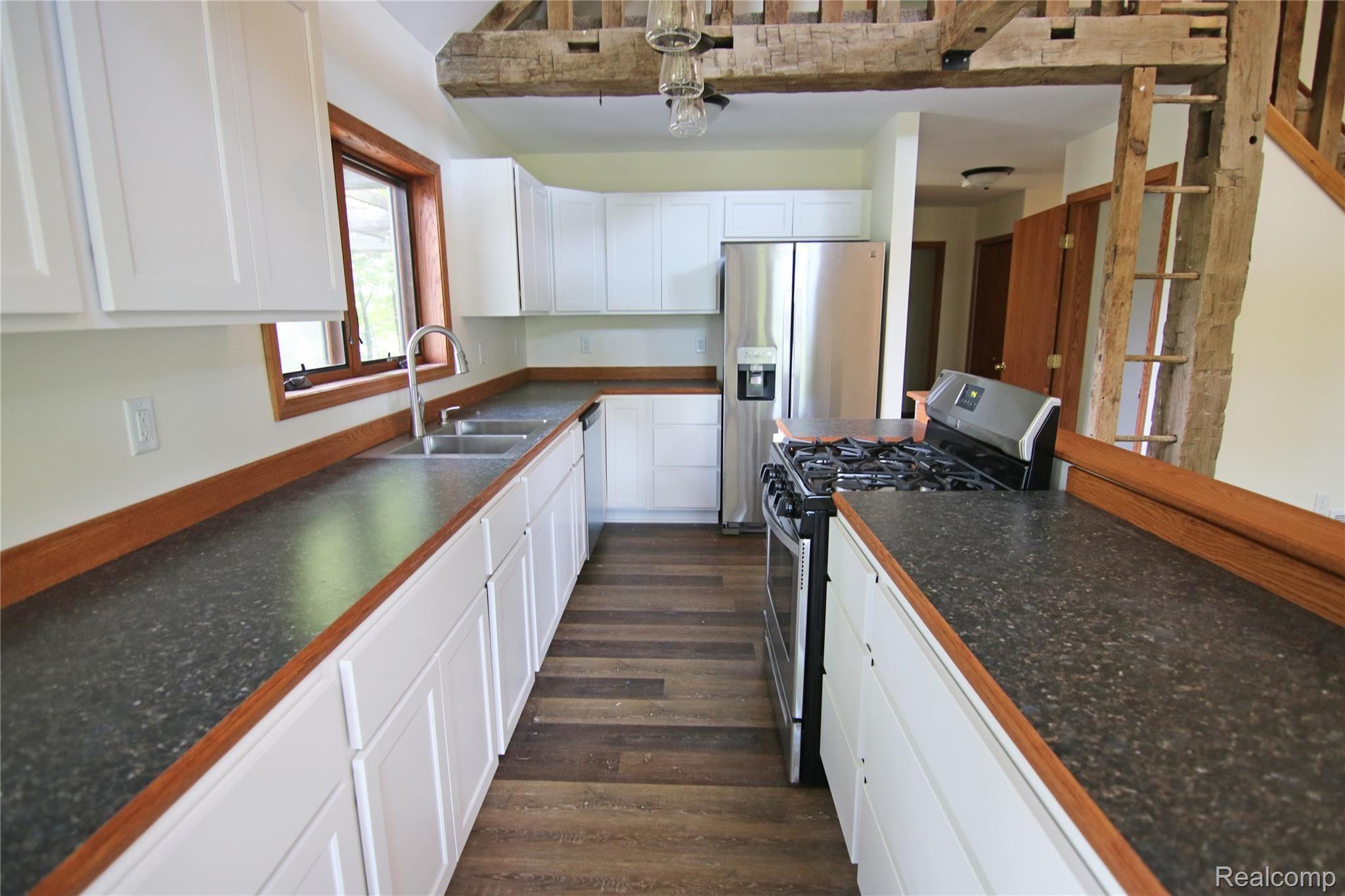 19280 Hickory Ridge Road Fenton, MI 48430 - Photo 10 of 36 19280 Hickory Ridge Kitchen.jpg
