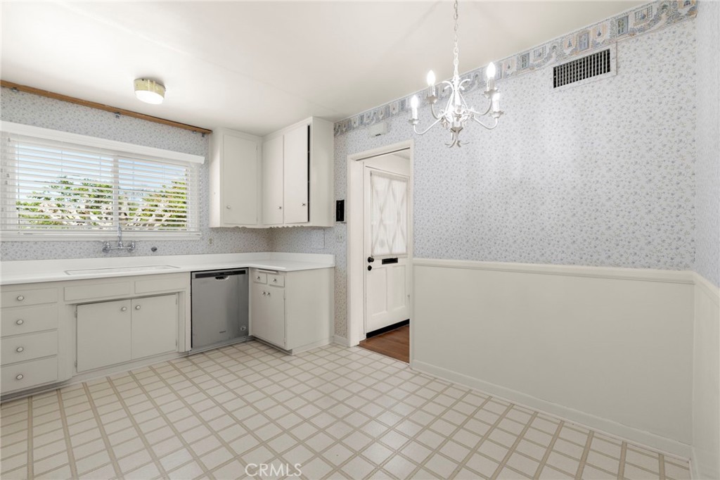 9412 Rhea Avenue Northridge, CA 91324 - Photo 10 of 24