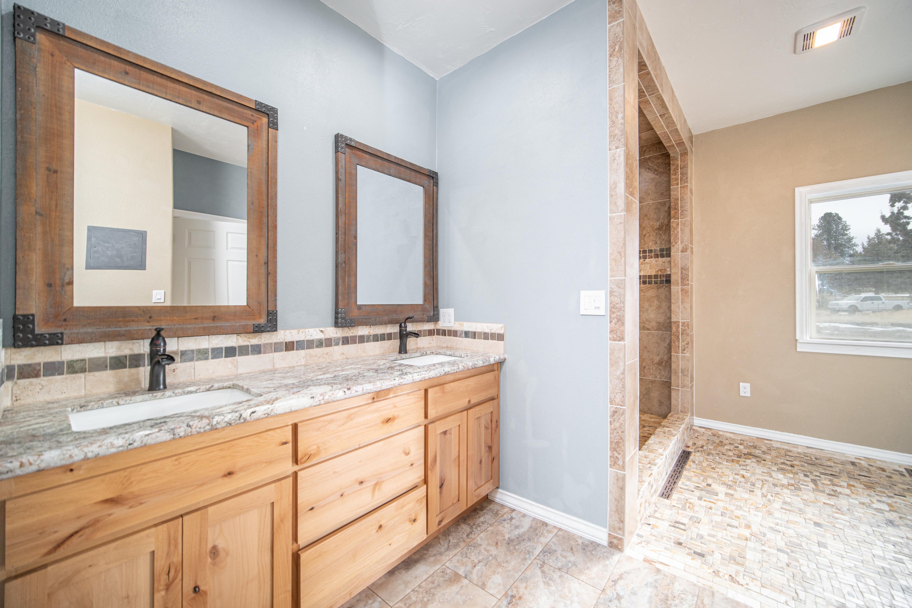 62089 Torkelson Road Bend, OR 97701 - Photo 20 of 33 Master Bath