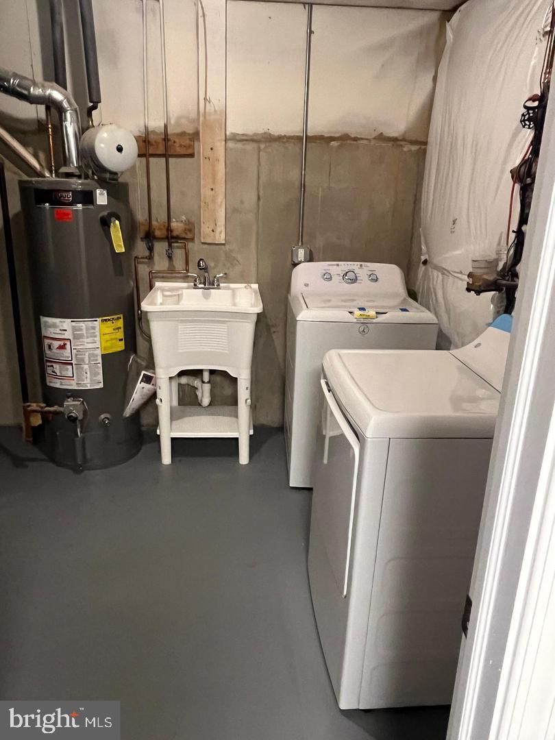 355 Crescendo Way Silver Spring, MD 20901 - Photo 16 of 23 a utility room with dryer and washer