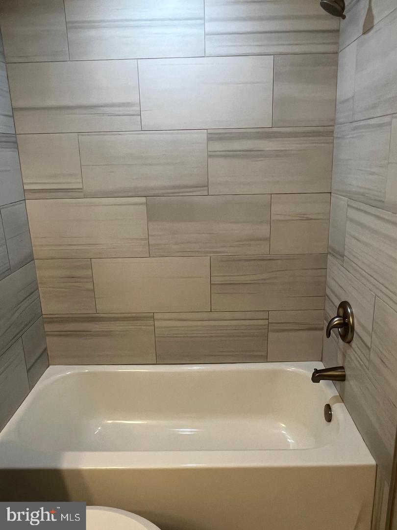 355 Crescendo Way Silver Spring, MD 20901 - Photo 7 of 23 a bathroom with a bathtub