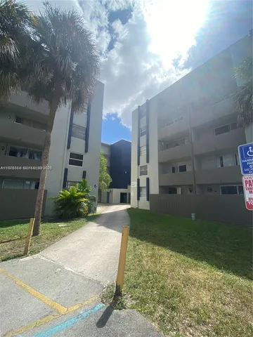 $2,100 | 10090 Northwest 80th Court, Unit 1442, Hialeah Gardens, FL 33016