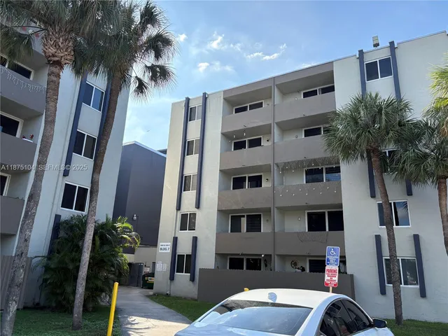 $2,100 | 10090 Northwest 80th Court, Unit 1442, Hialeah Gardens, FL 33016