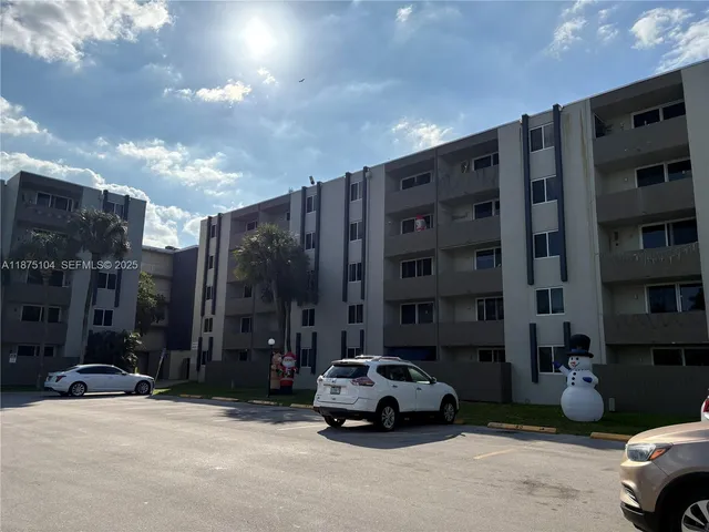 $2,100 | 10090 Northwest 80th Court, Unit 1442, Hialeah Gardens, FL 33016