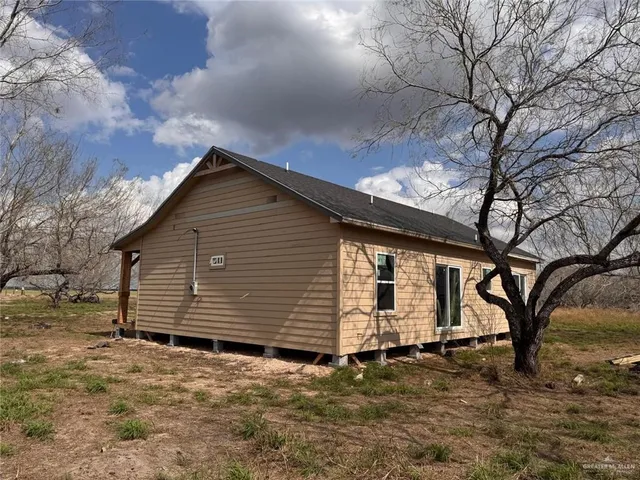 a view of a house with a yard