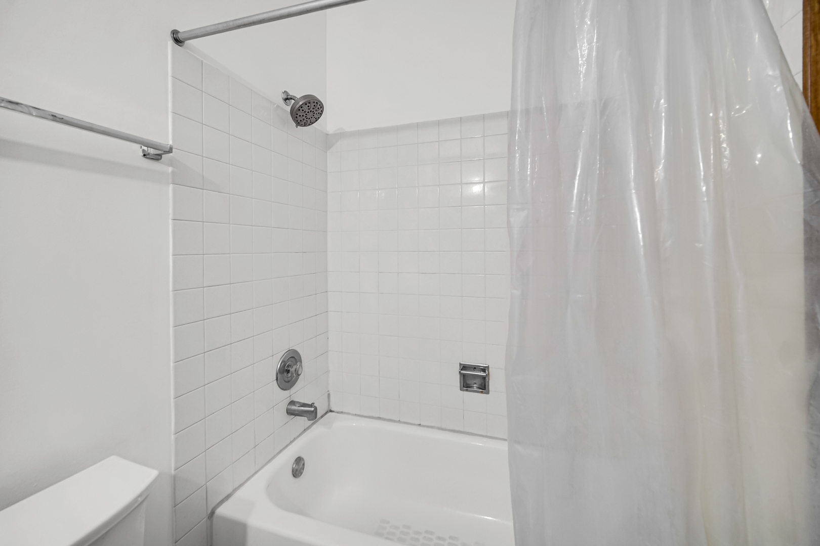 55 King Drive Streamwood, IL 60107 - Photo 13 of 18 a bathroom with a white bath tub