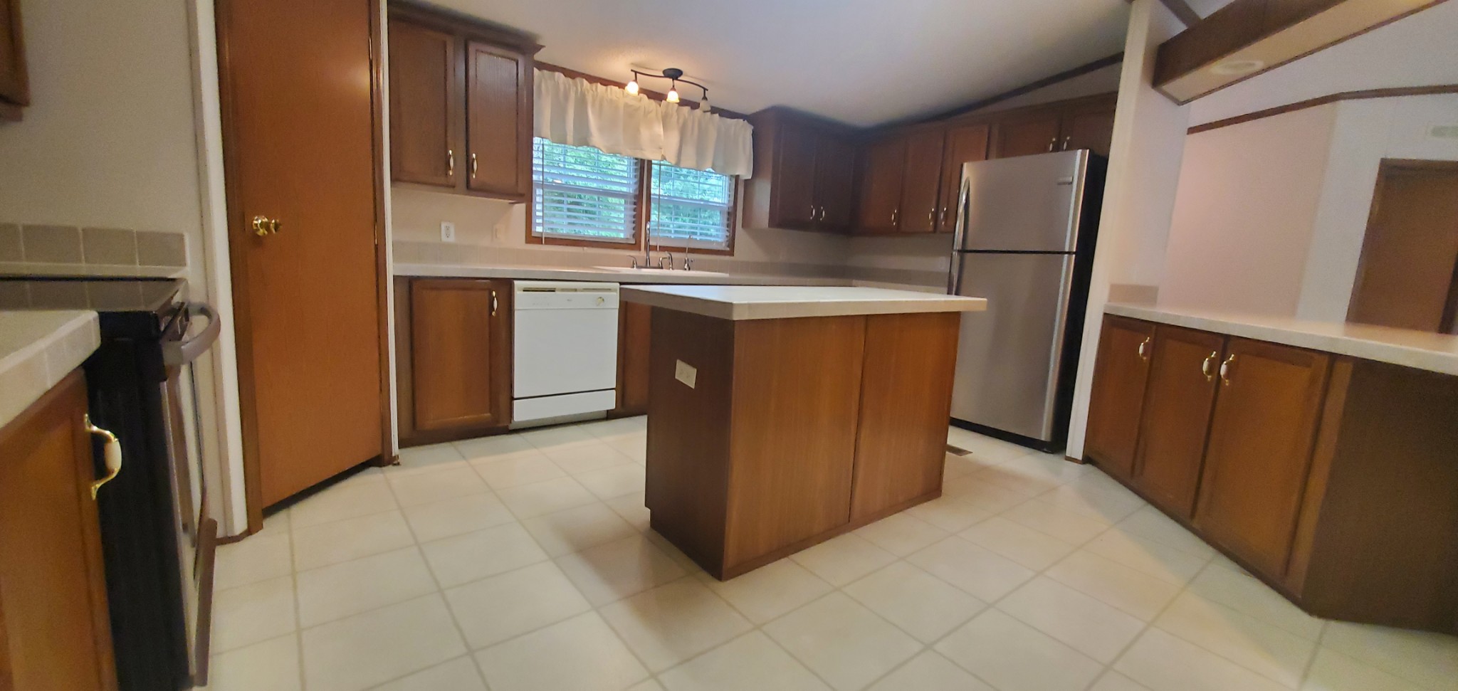 205 Flippen Road Lebanon, TN 37087 - Photo 5 of 22 a kitchen with stainless steel appliances a refrigerator and a stove