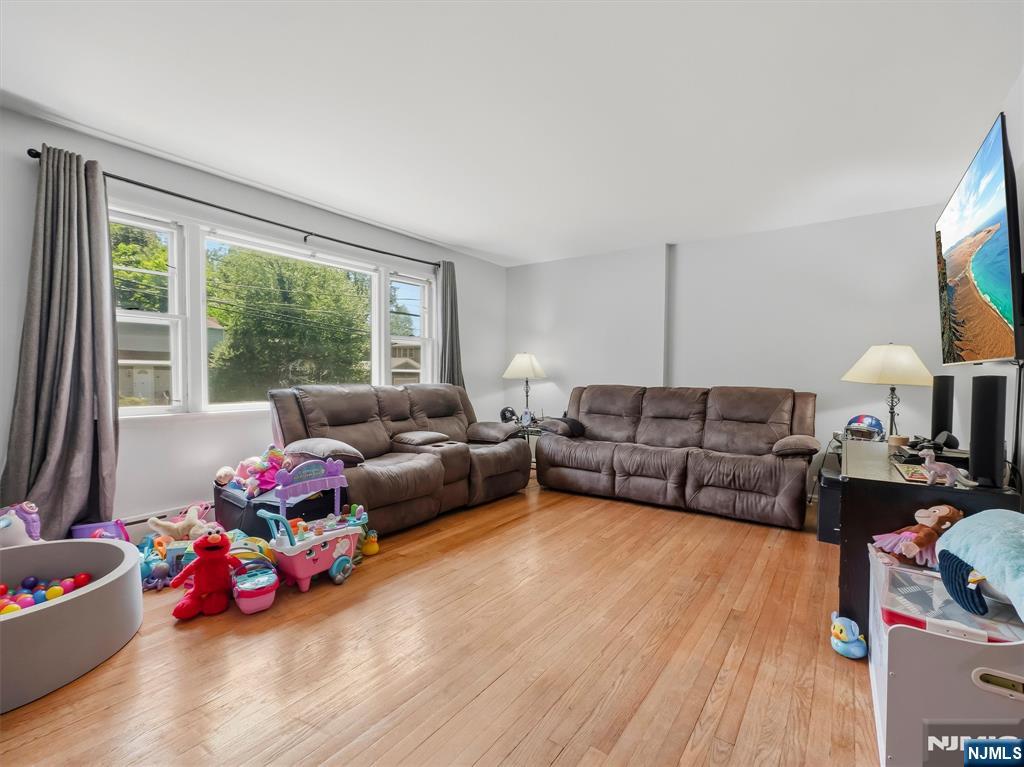 33 Prospect Street Paramus, NJ 07652 - Photo 5 of 32