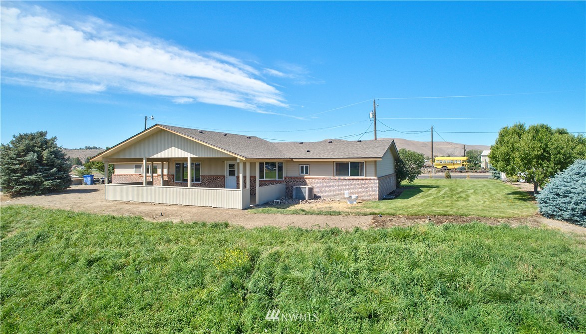 121 Shaw Road Selah, WA 98942 - Photo 4 of 21 Gallery Image 4