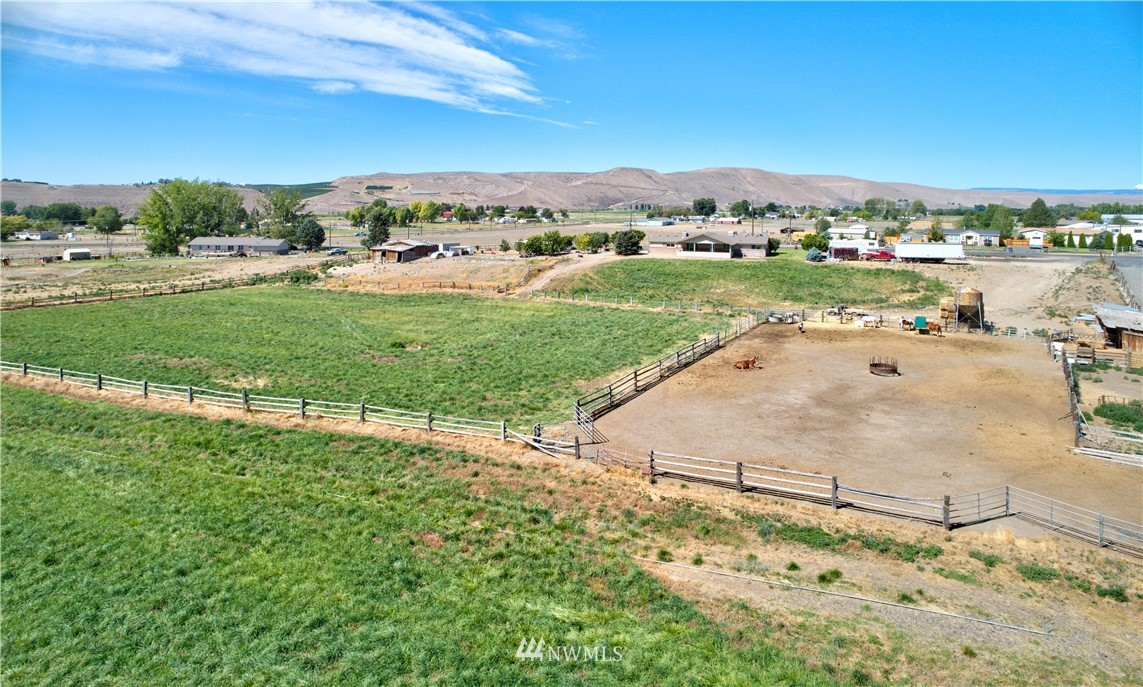 121 Shaw Road Selah, WA 98942 - Photo 8 of 21 Gallery Image 8