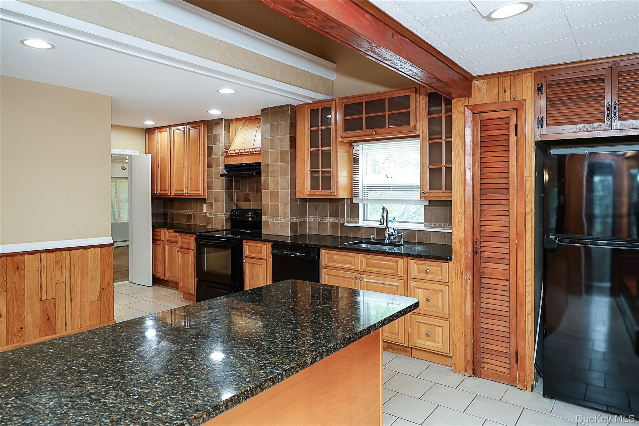 49 Red Ground Road Roslyn Heights, NY 11577 - Photo 12 of 36