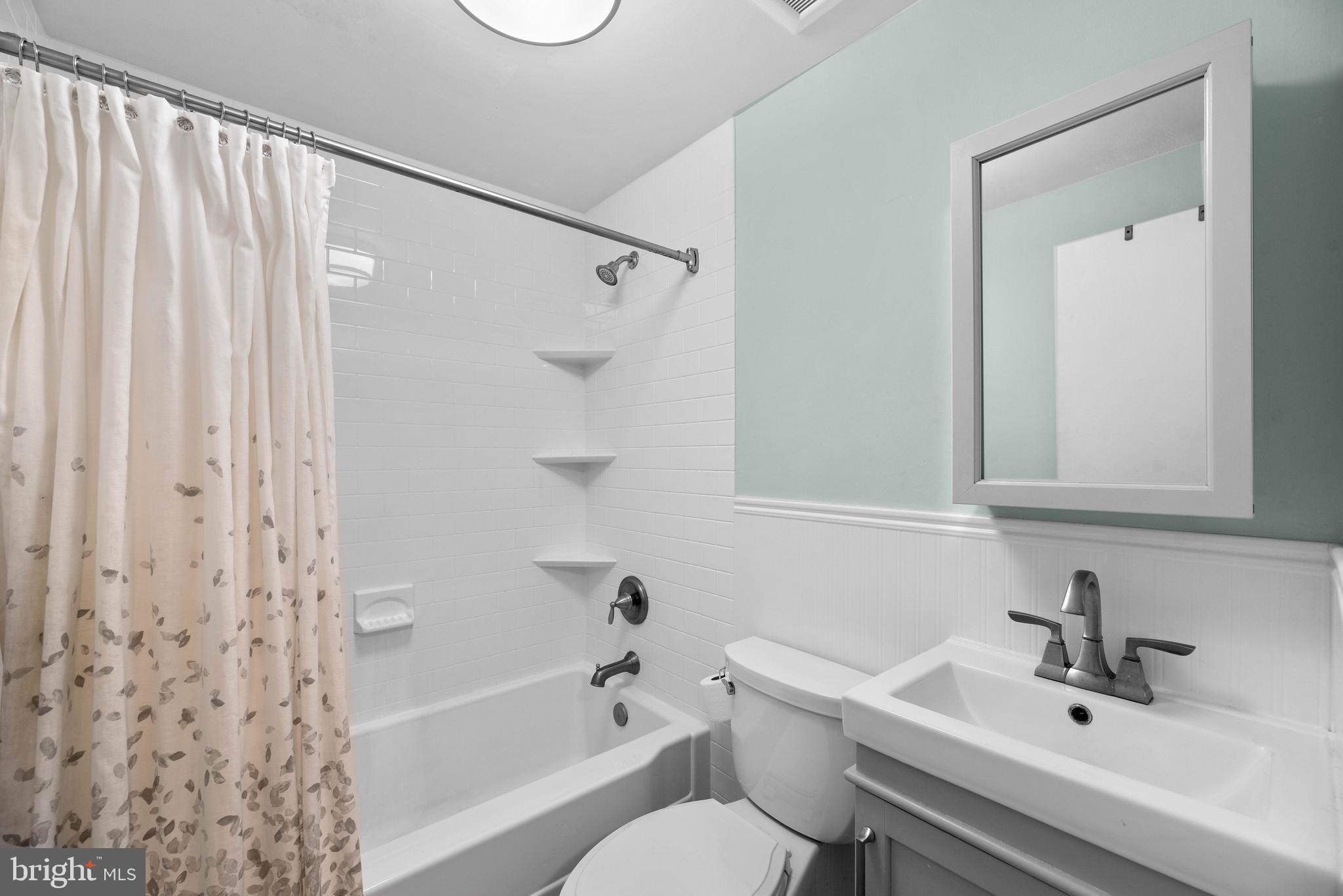 906 Grovehill Road Halethorpe, MD 21227 - Photo 18 of 37 Hallway Bath